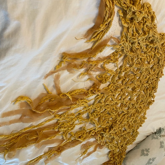 Cecilia de Bucourt Jessica Simpson Yellow Shawl - Picture 3 of 7
